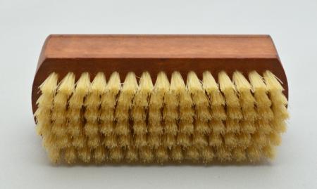 Handwaschbürste Birnbaumholz mit Griffmulden. 6 und 4 Reihen helle Naturborsten.